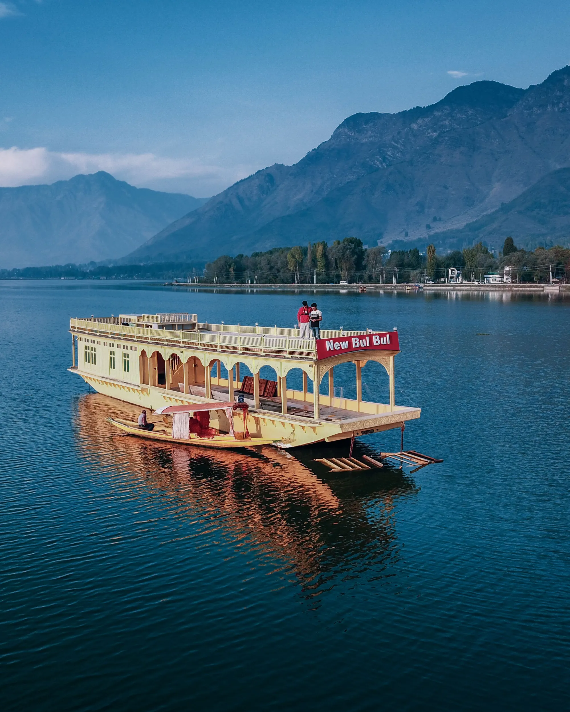 Life on a Houseboat experience in Kashmir - TDI Holiday Ventures