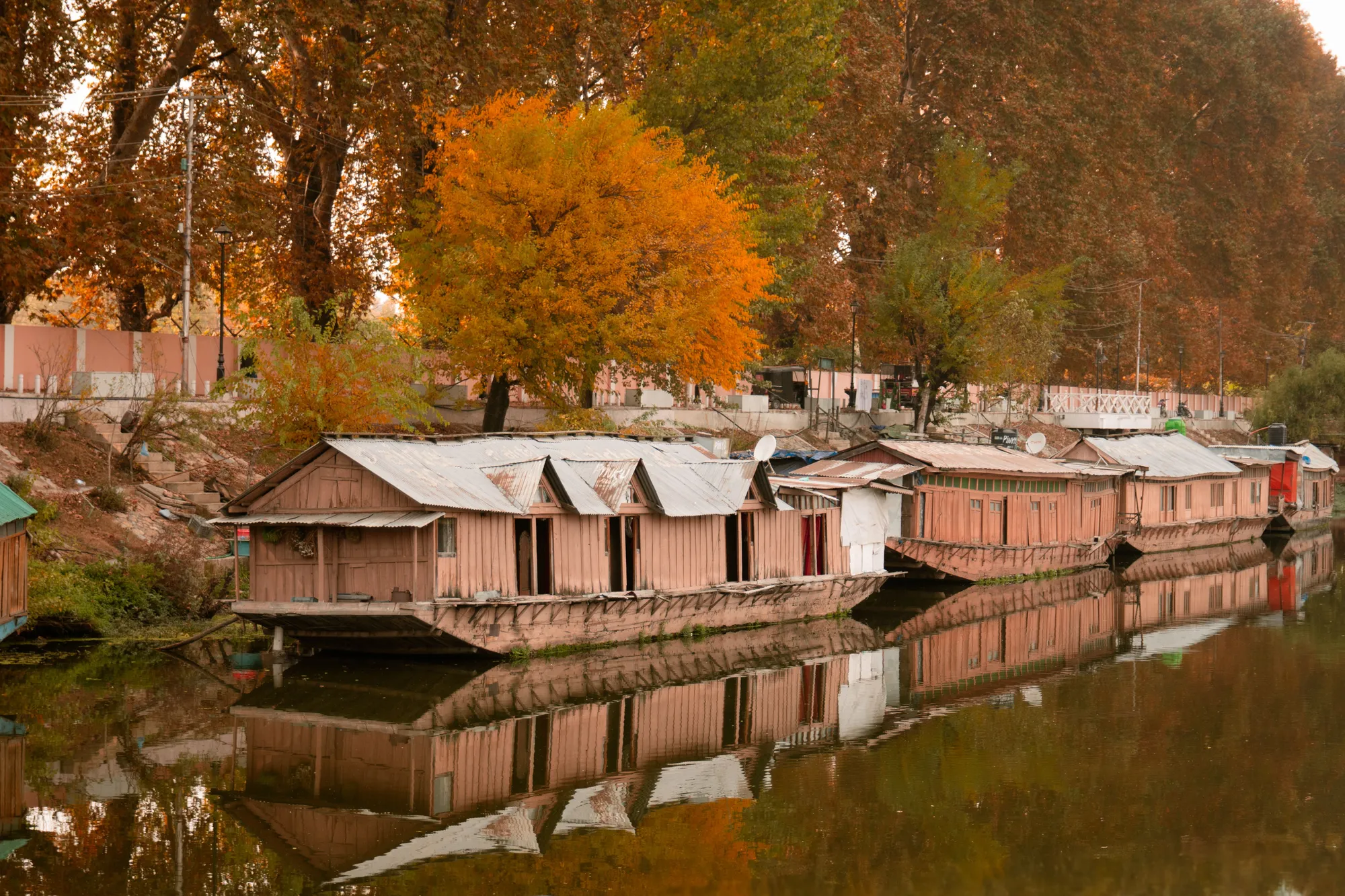 Shaw Inn Royal Houseboat - Kashmir hotel by TDI Holiday Ventures